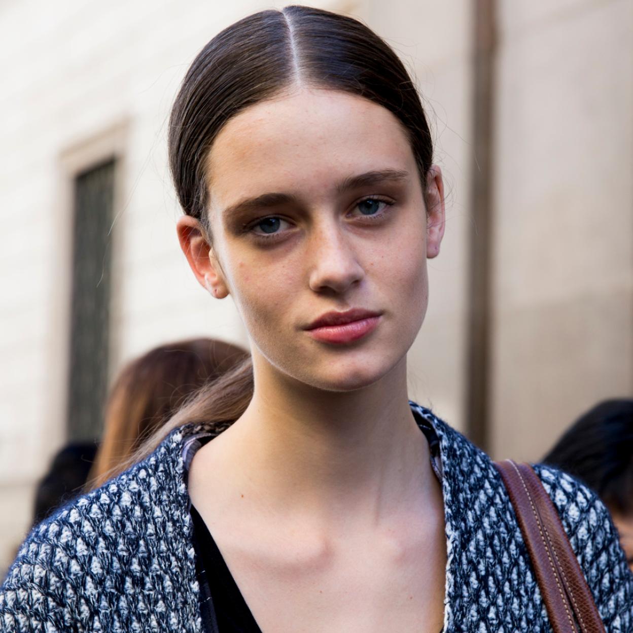 Pincha en la imagen para descubrir los mejores escudos contra las manchas y las arrugas provocadas por el sol: las cremas solares antiedad para la cara con la máxima protección.