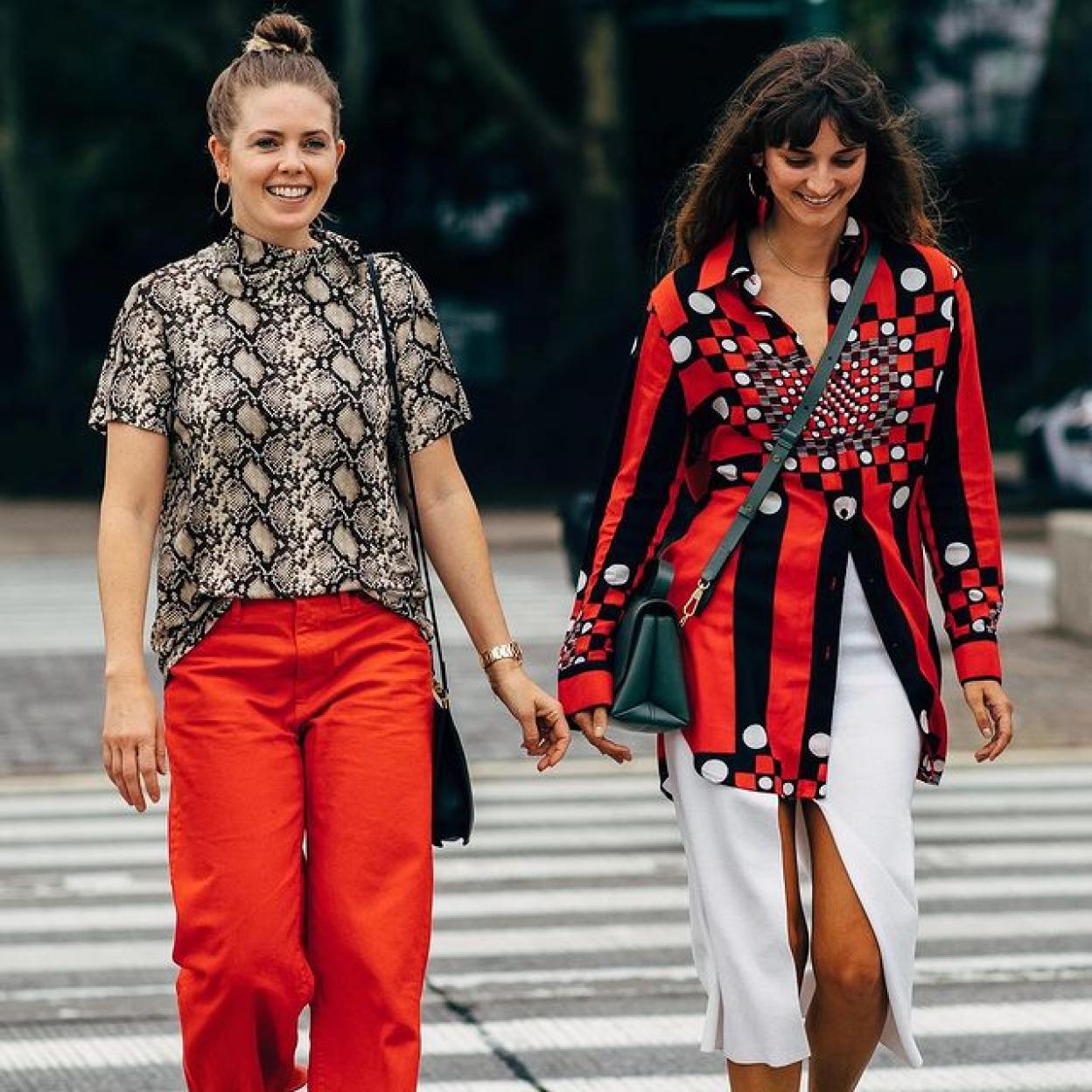 Pincha en la imagen para ver 7 pantalones blancos de Zara con los que vas a conseguir un look espectacular con tops, camisas e incluso con bikini.