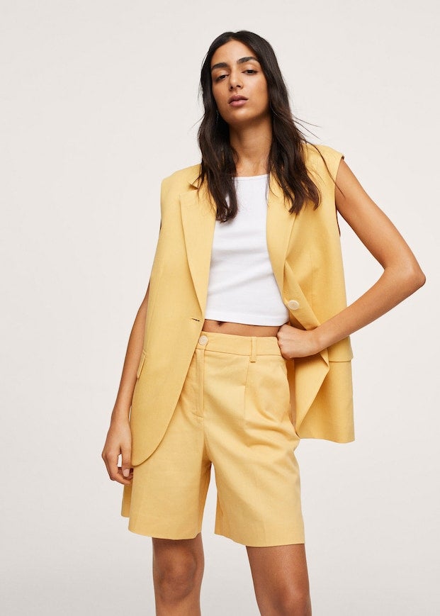 Confeccionado en lino y algodón, este chaleco de Mango en diseño medio recto con escote de pico y cuello de solapa viene con dos bolsillos de solapa en el frontal y cierre de botones a contraste. En amarillo pastel, cuesta 49,99 euros y podemos encontrarlo entre las tallas XS y XL.