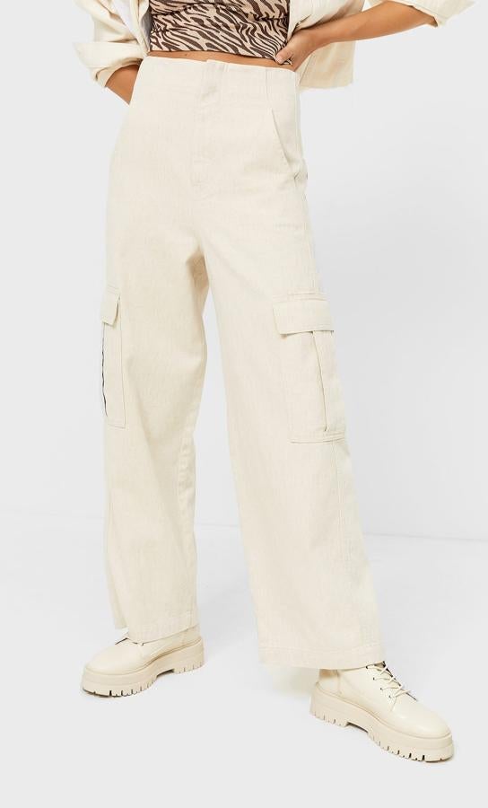 En color piedra, este pantalón de tiro alto con cintura elástica, perneras rectas y detalle de bolsillos en los laterales es de Stradivarius y tiene un precio de 29,99 euros. Está disponible entre las tallas 32 y 44.