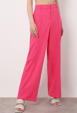 Imagen secundaria 2 - Pantalones de pinzas, anchos y rosas: el truco low cost de Mary de Dinamarca para rejuvenecer un look que tienes que copiar