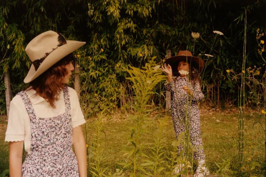 En este caso, el estampado de flores liberty es el protagonista de estos dos monos: el de Zara Kids cuesta 19.95 euros; y el de Woman, en versión peto, 39.95 euros.