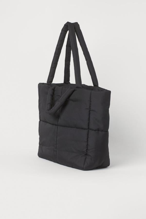 Diseño guateado en tejido suave para este bolso shopper con asas acolchadas dobles en la parte superior para llevarlo en la mano o en el hombro. Con un precio de 19,99 euros, podemos encontrarlo en H&M. 