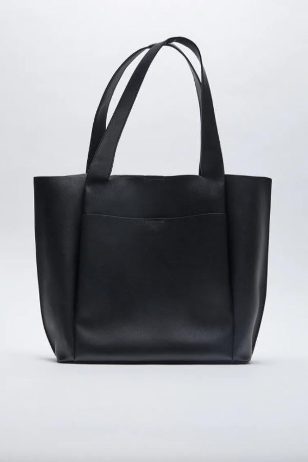 Con cuerpo con acabado abatanado, bolsillo frontal con cierre de imán, al igual que el cierre superior, y asas de hombro, este bolso shopper negro de Zara tiene un precio de 19,95 euros. 