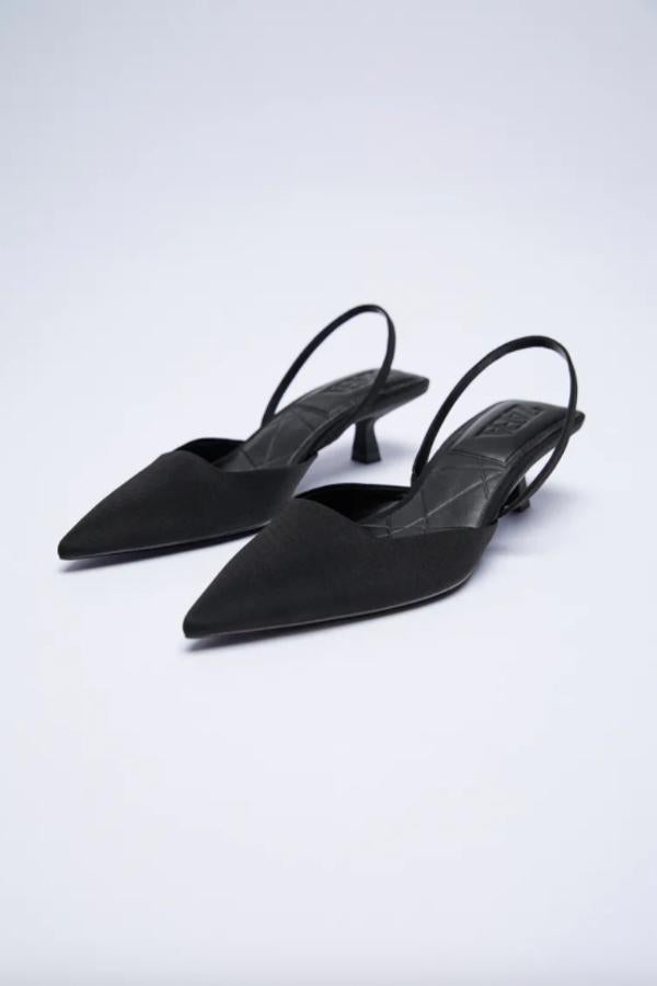 Disponible en negro, violeta y rosa, este zapato destalonado con tacón kitten, tira envolvente en el tobillo y escote y talón cuadrados con acabado en punta es de Zara. Cuesta 29,95 euros. 