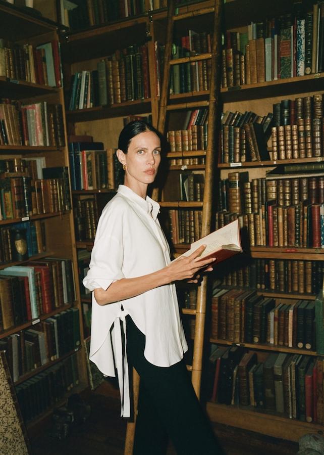 De bajo redondeado y aberturas laterales con lazada a tono, esta original camisa blanca viene con mangas largas con puños abotonados y cuello camisero. De diseño recto y con cierre de botones frontal oculto por tapeta, tiene un precio de 39,99 euros y está disponible entre las tallas XXS y XXL. 