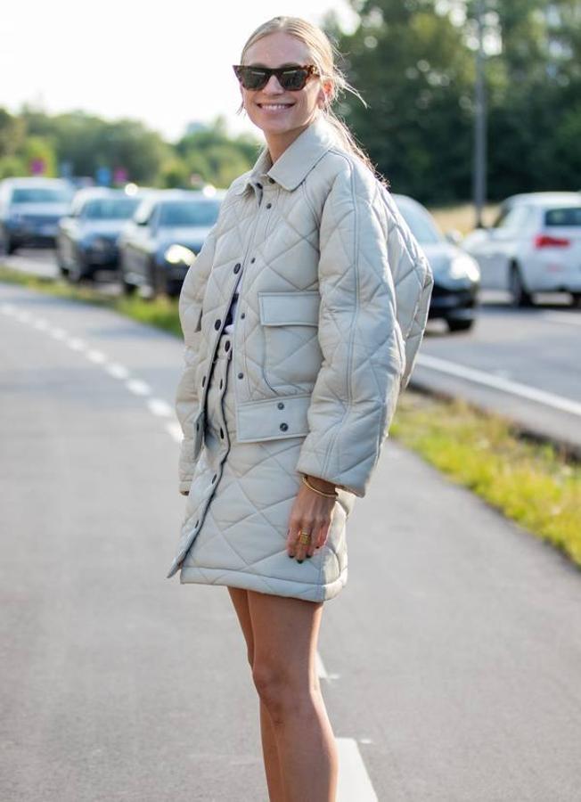 Un total look acolchado es sinónimo de ir a la moda con un tejido clásico reiventado. Resulta que en un tono neutro como el crema o el beige queda super sofisticado.