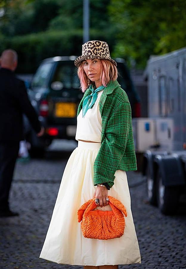 Una combinación elegante y clásica, con el toque moderno que la aporta el top corto. Además, aquí introduce las tendencias más populares como el verde (de nuevo), el naranja, el pañuelo de seda y el animal print.