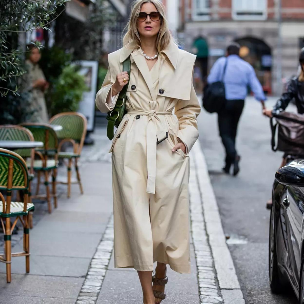 Pincha en la foto para ver gabardinas clásicas, atemporales pero con un giro muy original. 