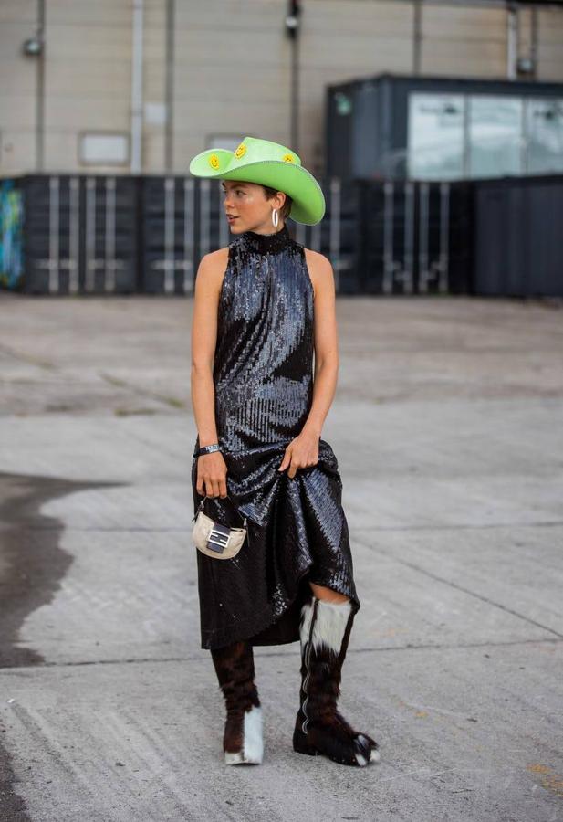 No hay celebraciones a la vista ¿Y qué? Hemos venido a jugar y queremos disfrutar de las lentejuelas en los looks de diario. Y, con accesorios cowboy en boga ¿Por qué no?
