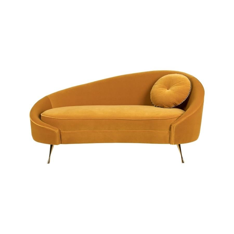 Sofá de terciopelo en color naranja y de dos plazas con patas en color dorado. Viene incluido el cojín. Tiene un precio de 989 euros.