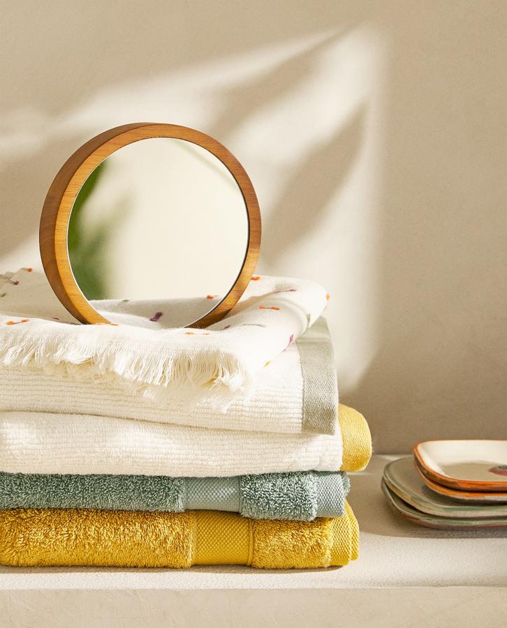 Con un diámetro aproximado de 15 centímetros, este espejo redondo y acabado con borde de madera tiene un precio de 19,99 euros.