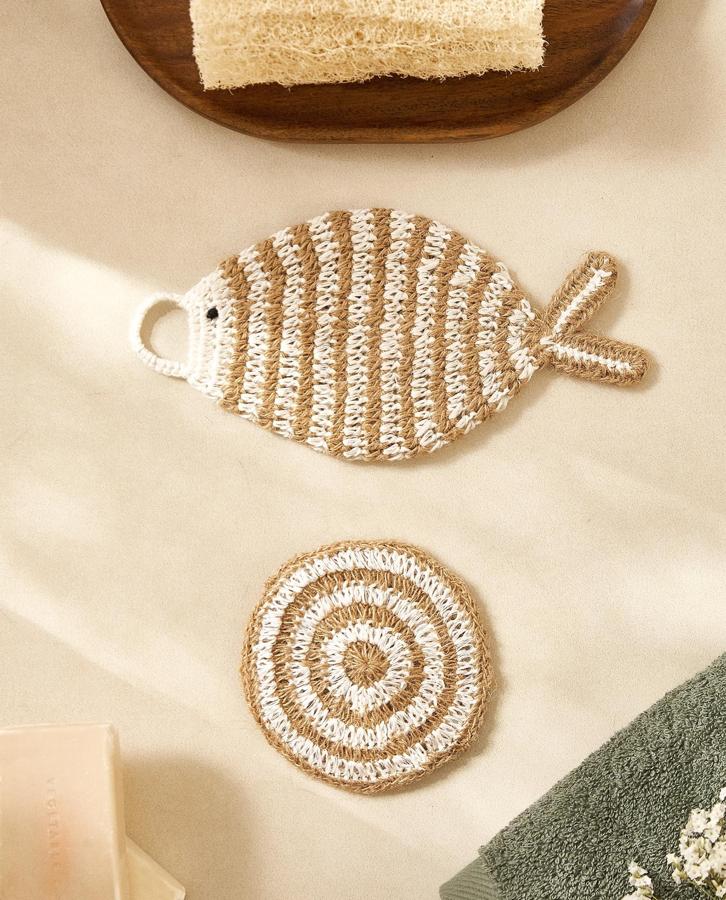 Para el cuerpo y la cara, estas esponjas exfoliantes se pueden utilizar con o sin jabón para dejar la piel lisa y suave. La que tiene forma de pez, para el cuerpo, cuesta 9,99 euros, el disco, para el rostro, 7,99 euros.