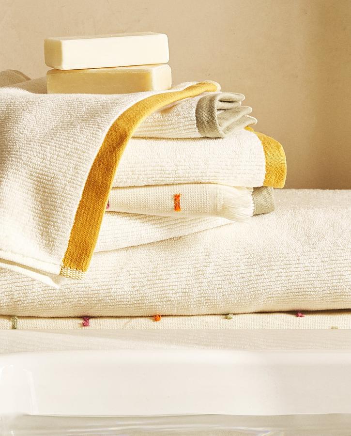 Con estructura de rayas y banda de color a contraste en el contorno, estas toallas de algodón disponibles en tres formatos tienen un precio que va desde los 3,99 euros a los 22,99 euros. 