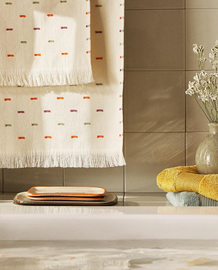 Confeccionadas en algodón con textura de colores y con flecos en los extremos, estas toallas están disponibles en tres formatos y cuestan entre 3,99 euros y 19,99 euros.