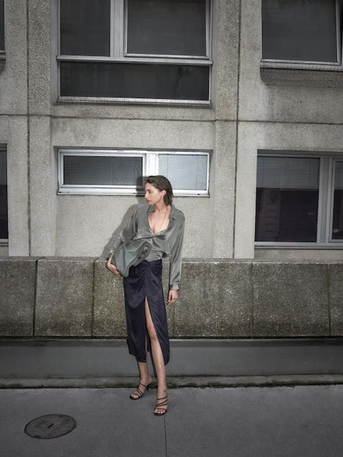 Confeccionada en cupro, con un acabado sedoso y una excepcional caída, esta falda midi de Massimo Dutti en azul marino es de corte fluido y viene con cierre de cremallera en la espalda. Con abertura frontal, tiene un precio de 59,95 euros y está disponible entre las tallas XS y L. 