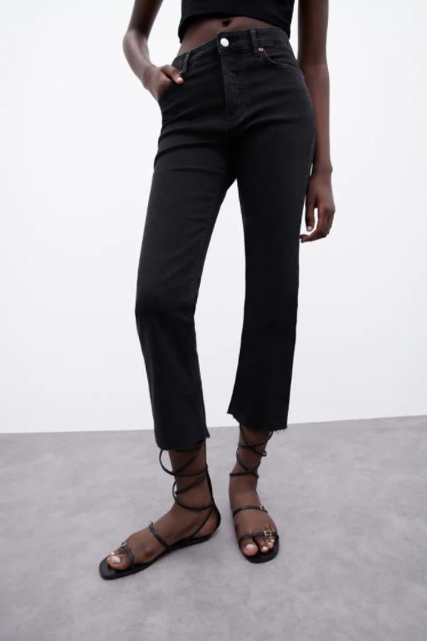 Diseño ceñido y tiro alto para estos vaqueros negros de Zara con perneras rectas cropped que acaban por encima del tobillo. Con bajos acabados sin costura, cuestan 29,95 euros y están disponibles entre las tallas 34 y 46.