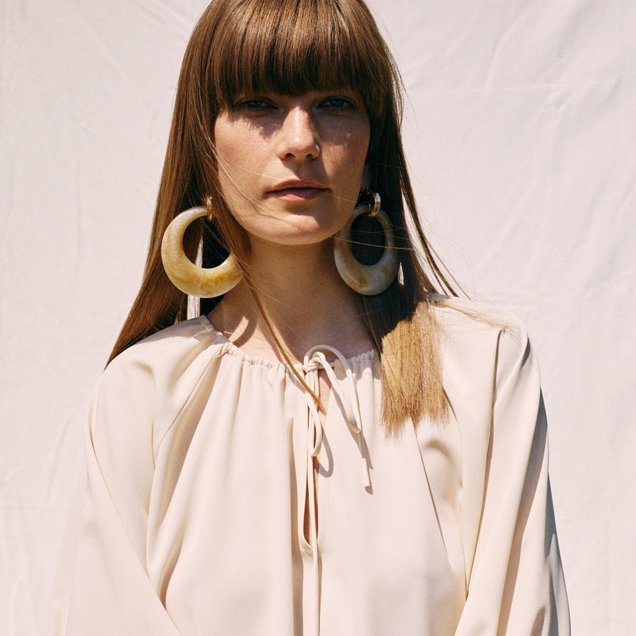 Pincha en la imagen para descubrir otras camisas y blusas oversize que rejuvenecen y que combinan con todo.