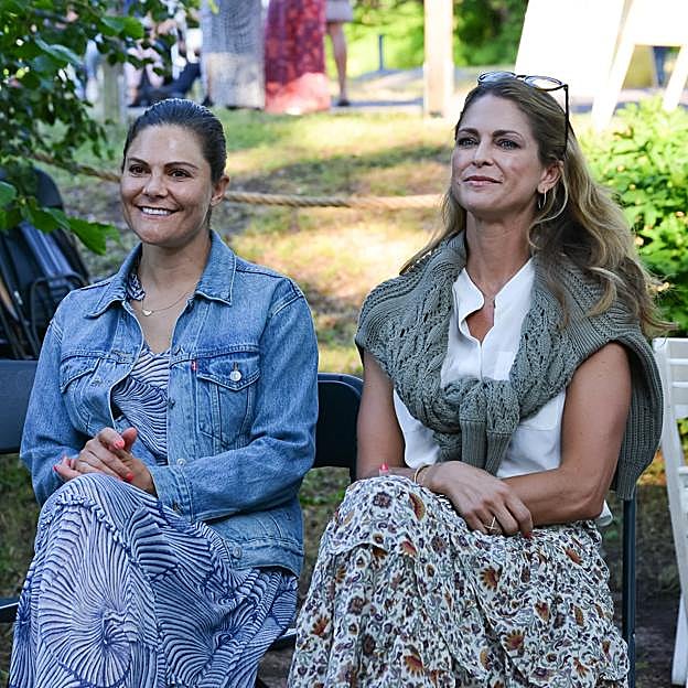 La princesa heredera Victoria de Suecia junto a su hermana, la princesa Magdalena, en un concierto este verano.