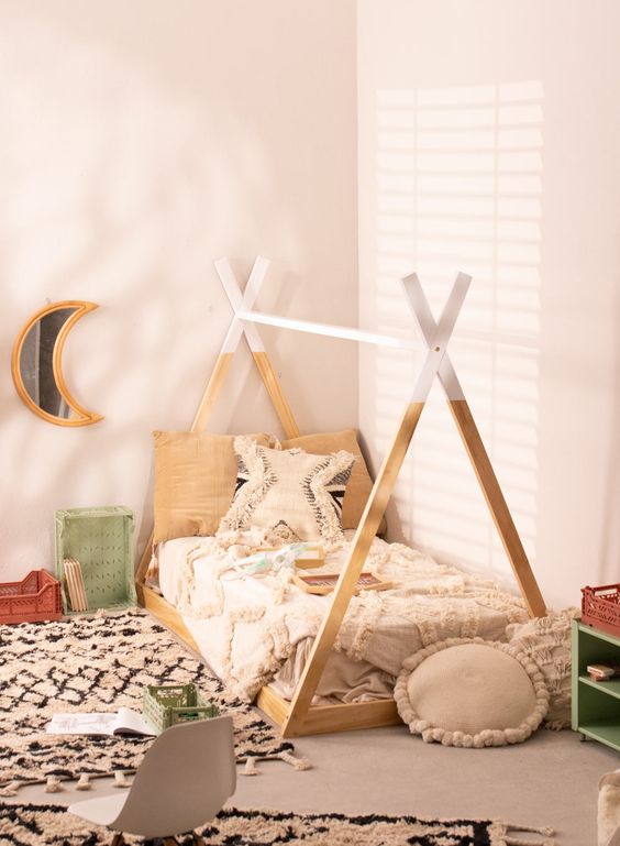 Las camas Montessori, colocadas a ras de suelo, son perfectas para la transición de la cuna a la 'cama de mayores' de los más pequeños. Y las estructuras en forma de tienda de campaña o de casita son las más bonitas.