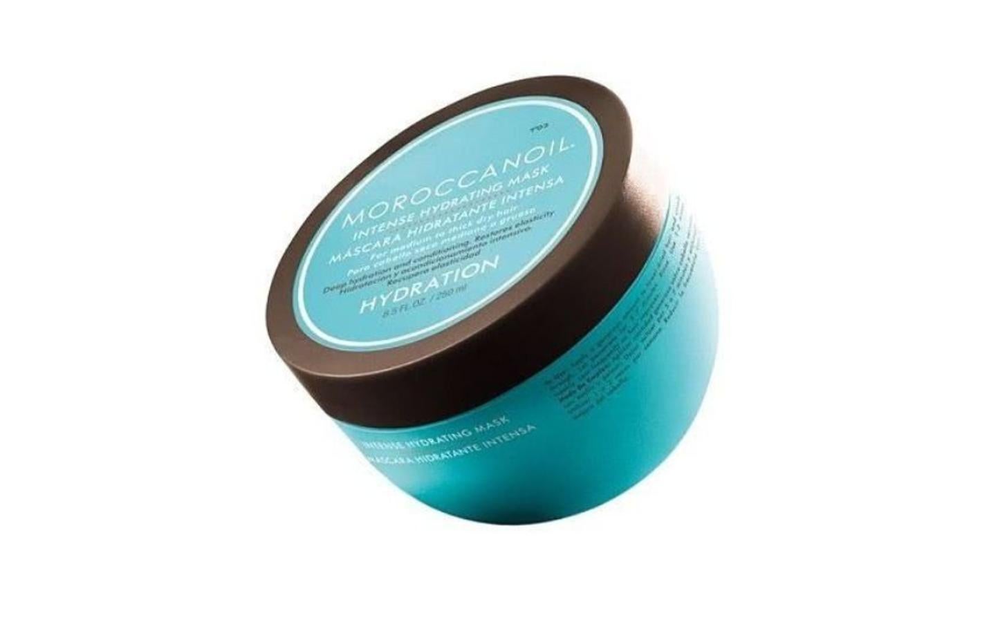 La Mascarilla Hidratante Intensiva Moroccanoil es una mascarilla potente formulada para el cabello seco medio a grueso. En solo 5 a 7 minutos, ayuda a mejorar la hidratación, la textura, la suavidad, el brillo y el movimiento del cabello. Contiene aceite de argán rico en antioxidantes, extracto de lino nutritivo y glicerina hidratante. La puedes encontrar en Sephora por 36,99 euros.