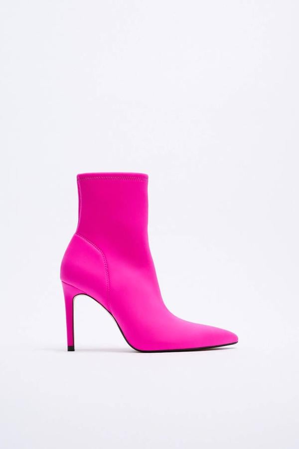 Botín de tacón fino con tejido elástico. 45,95 euros.