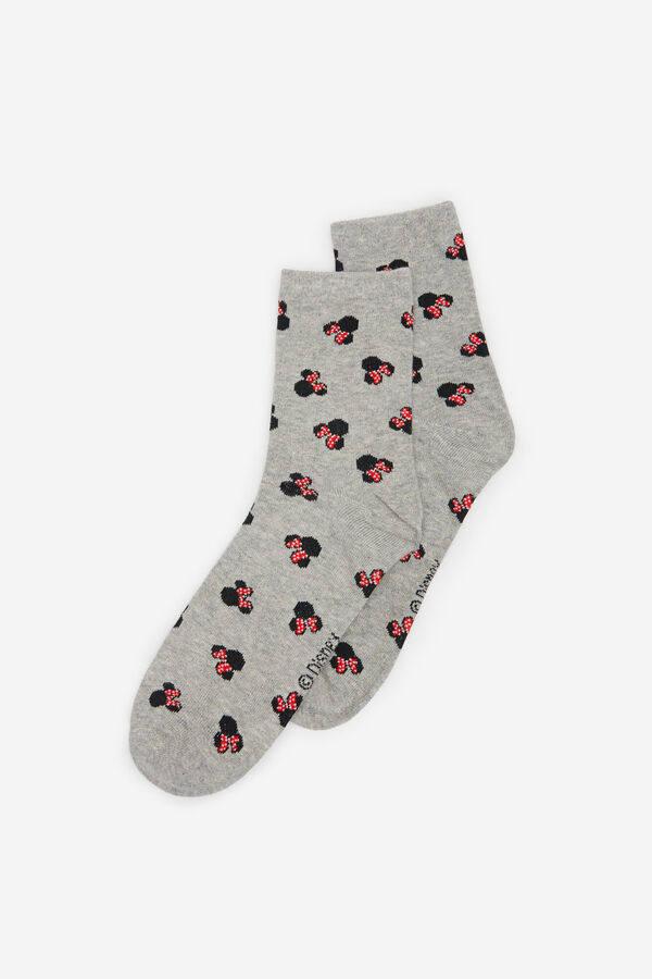Para dar un toque divertido a tu look no hay nada como estos calcetines largos. Son de color gris y tienen unos dibujos de Minnie. Cuestan 5,99 €.