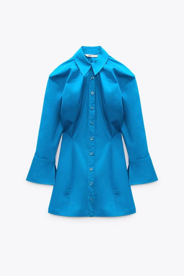 Vestido camisero tejido mezcla de algodón con mangas acabadas en puño. 39,95 euros.