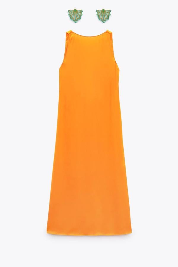 Vestido largo fluido con manga sisa y pendientes a juego. 49,95 euros.