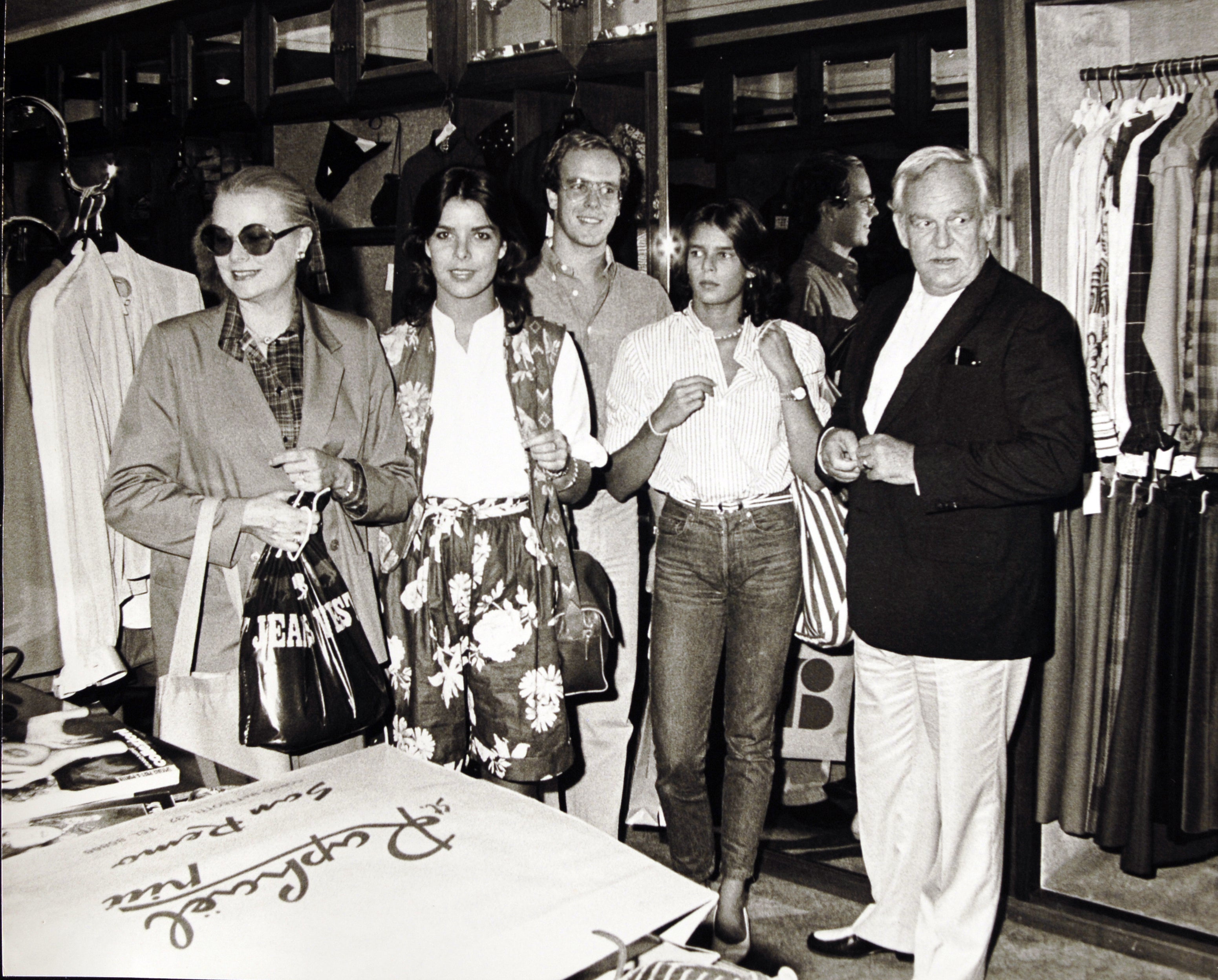 La vuelta de las bermudas es un hecho, así como el revival vintage que nos han traído los chalecos, así que este conjunto estampado de Carolina de Mónaco de principios de los 80 es pura tendencia 2021.