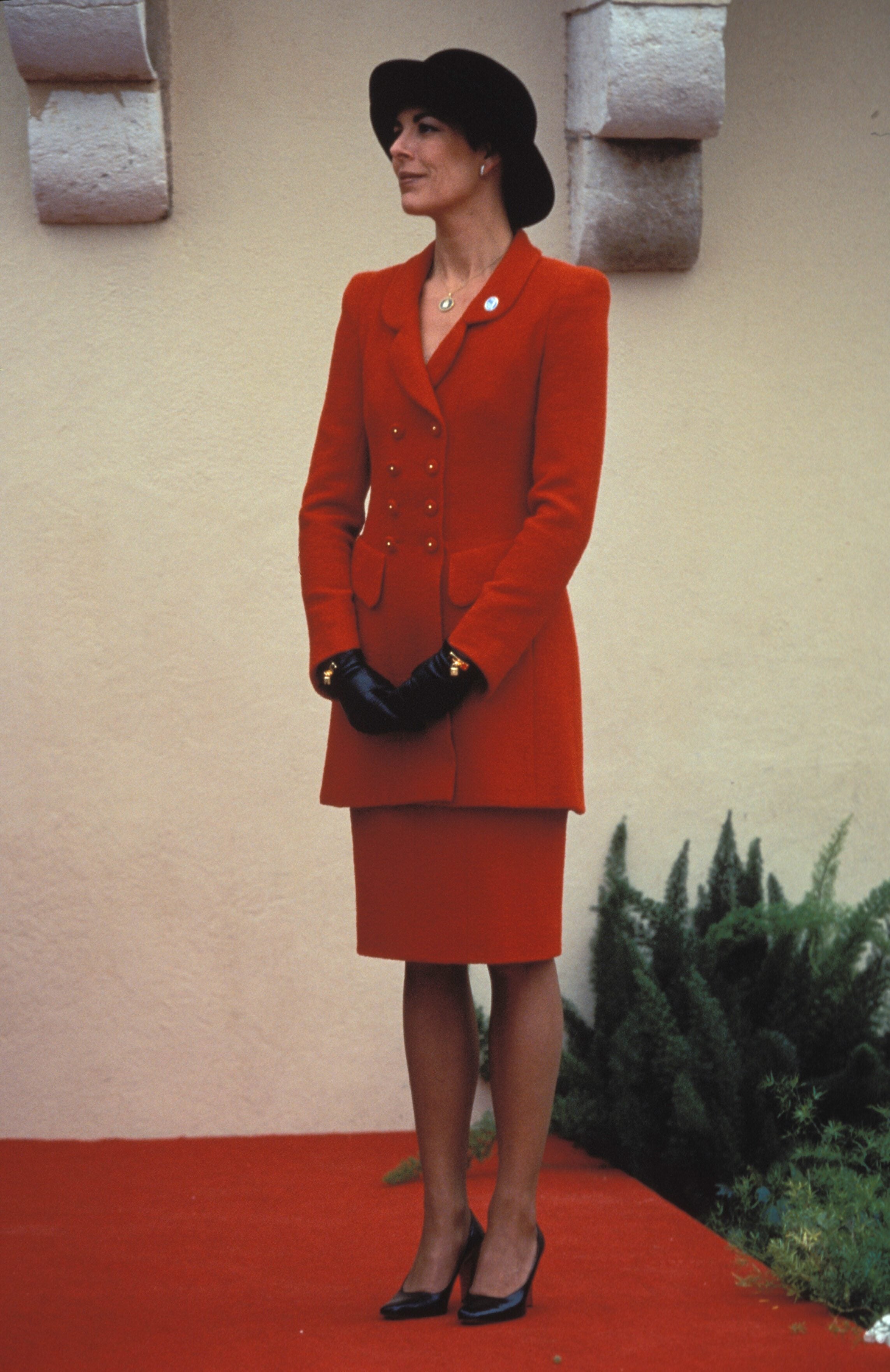 Cerramos este viaje al pasado del estilo de Carolina de Mónaco con un dos piezas rojo tan actual que, al ver la foto, parece mentira que hayan pasado casi treinta años: es de principios de los 90, así que busca en el armario de tu madre por si tienes suerte y encuentras una joya como esta. 