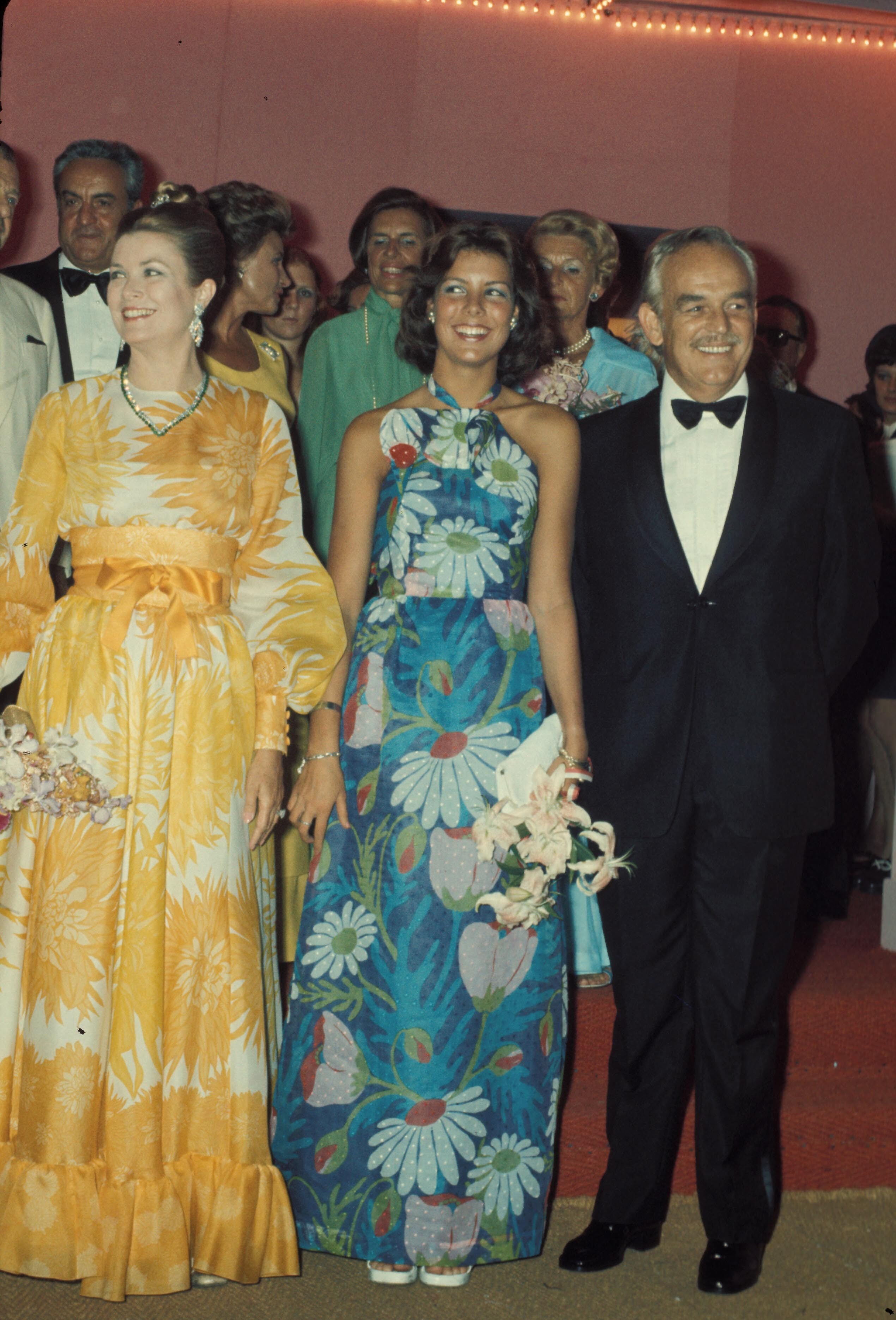 Vestido tipo pañuelo, estampado XXL, escote halter... ¿Nueva colección de Zara o look de Carolina de Mónaco en el Baile de la Rosa de Montecarlo en 1973?