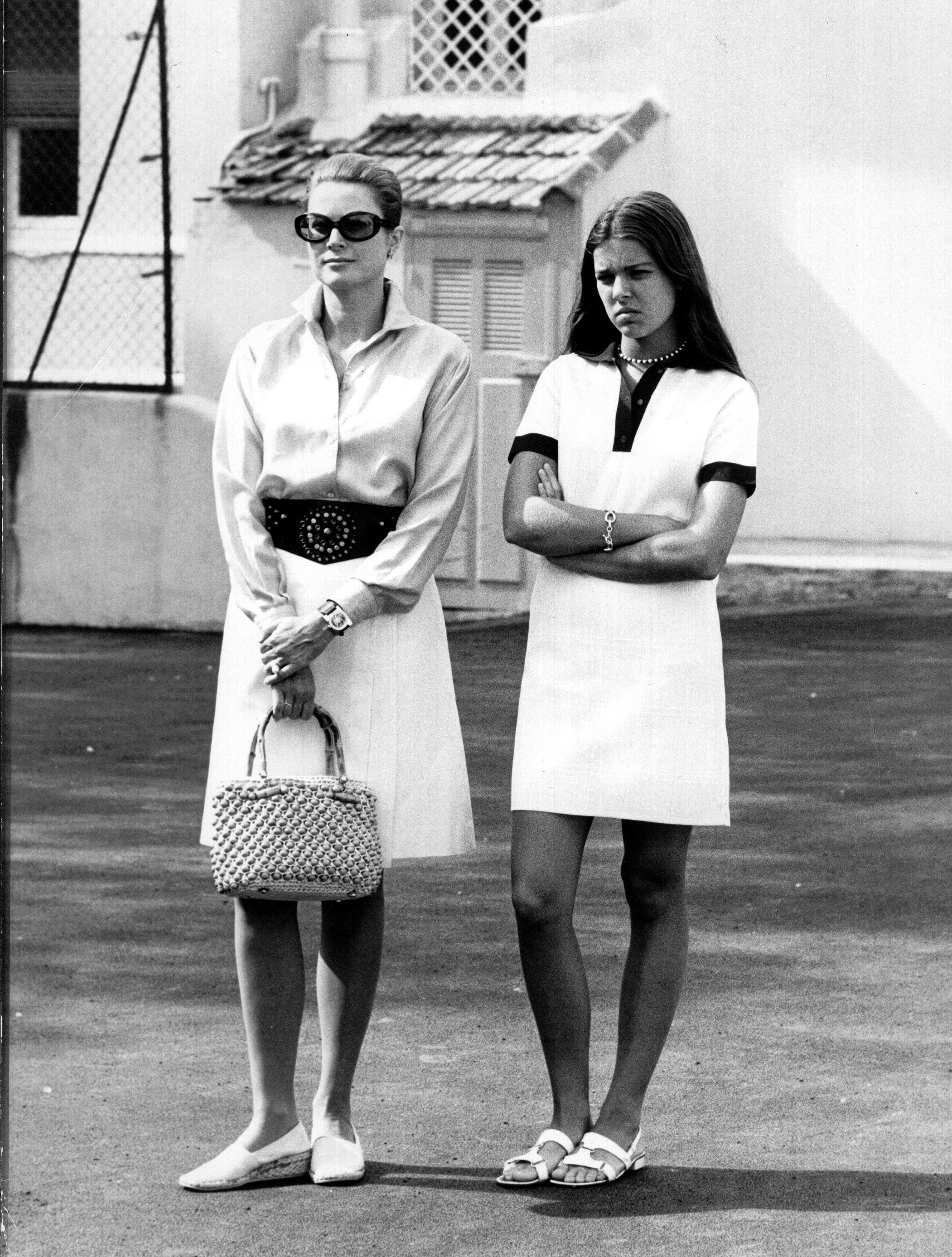 Este año hemos visto un resurgir del estilo preppy y, con él, la vuelta de los vestidos tipo polo inspirados en el tenis. En la foto, Carolina de Mónaco junto a Grace Kelly en la década de los 70.