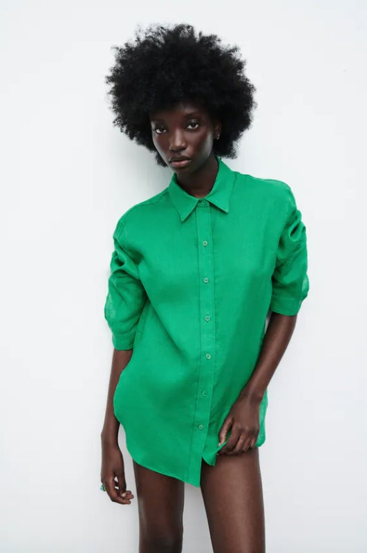 Confeccionada en lino al 100%, esta camisa verde de Zara con cuello solapa y mangas largas acabadas en puño viene con detalle de pliegues en la espalda, bajo asimétrico con aberturas laterales y cierre frontal de botones a tono. Disponible entre las tallas XS y L, cuesta 25,95 euros. 