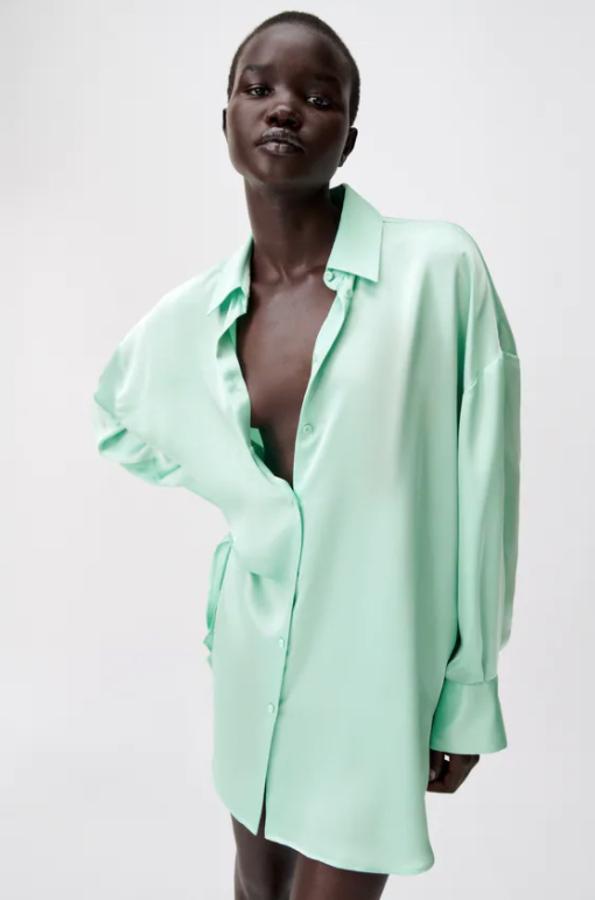 En verde agua y diseño oversize, esta camisa satinada de Zara viene con cuello con solapa y mangas largas. Con bajo con aberturas laterales y cierre frontal de botones forrados a tono, cuesta 22,95 euros y está disponible entre las tallas XS y L.