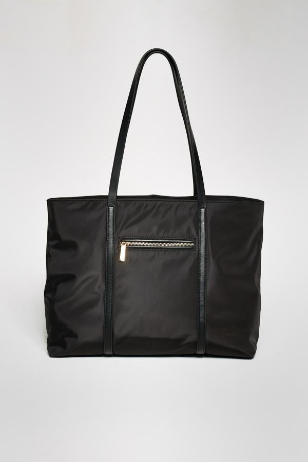 Bolso grande de estilo 'sport' (17,99 euros).