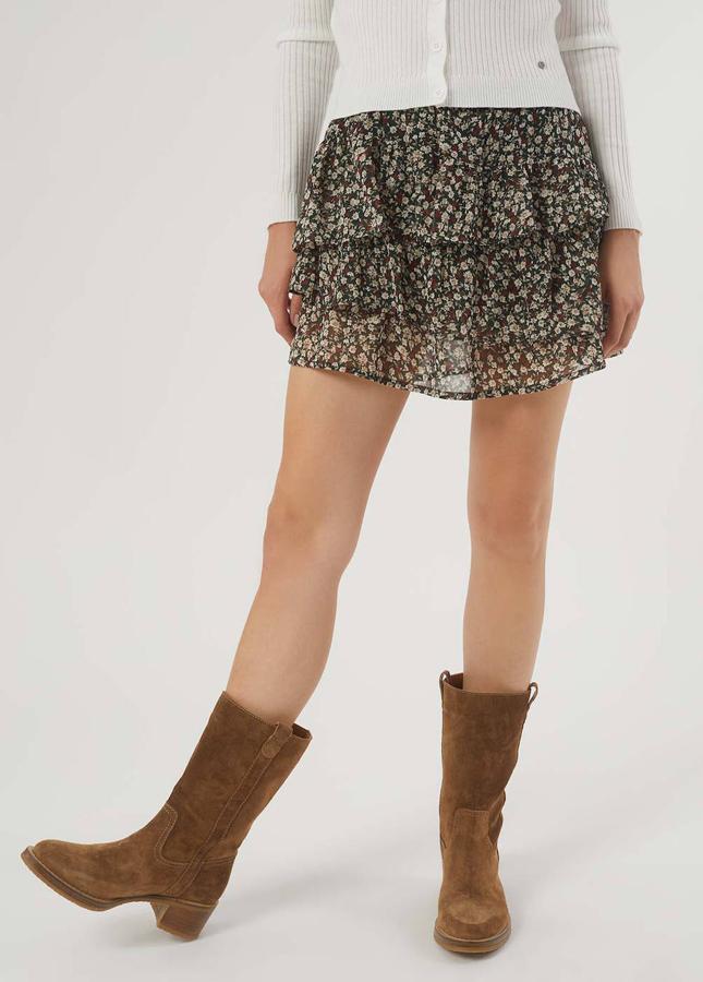 El estampado de flores en tonos verdes de esta falda nos ha conquistado. Es de corte mini y tiene un precioso diseño con vuelo y volantes. Tiene un precio de 45,90 €.