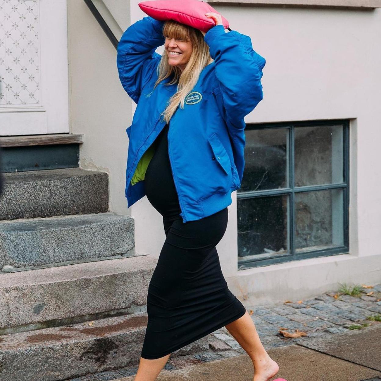 Pincha en la foto para ver 20 vestidos negros, prácticos y ponibles, que también son para el verano y que sientan de maravilla a cualquier edad. 