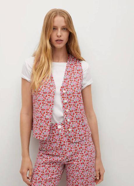 Imagen - El chaleco tiene un cierre con botones