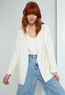 Imagen secundaria 2 - Tenemos la copia low cost de la blazer de rayas favorecedora (y rejuvenecedora) que ha lucido Victoria Beckham