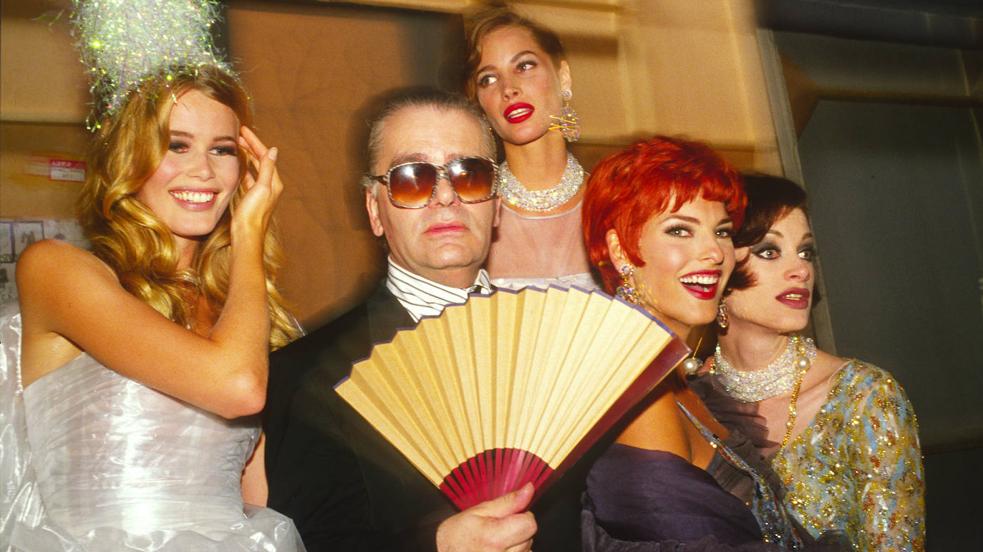 ¡Claudia Schiffer cumple años! Hacemos un repaso a sus icónicos looks de los 90 que demuestran que su influencia sigue siendo tendencia