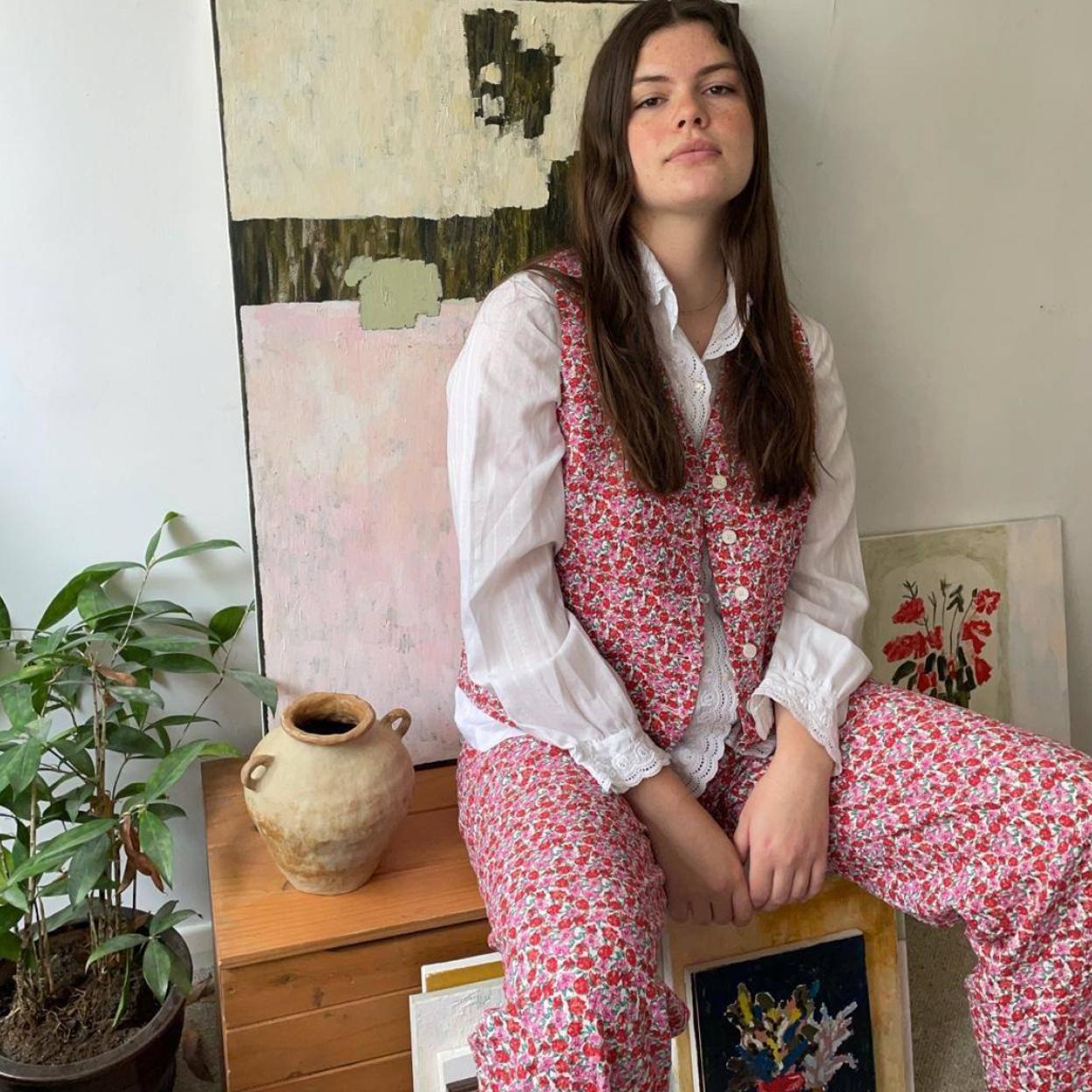 Pincha en la foto para ver la nueva colección de Mango, que lo tiene todo para volver a la rutina sin que le falte de nada a tus estilismos