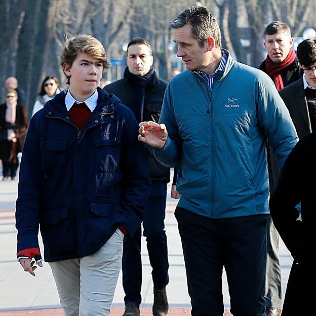 Miguel Urdangarín con su padre en Vitoria el día de Navidad de 2019.