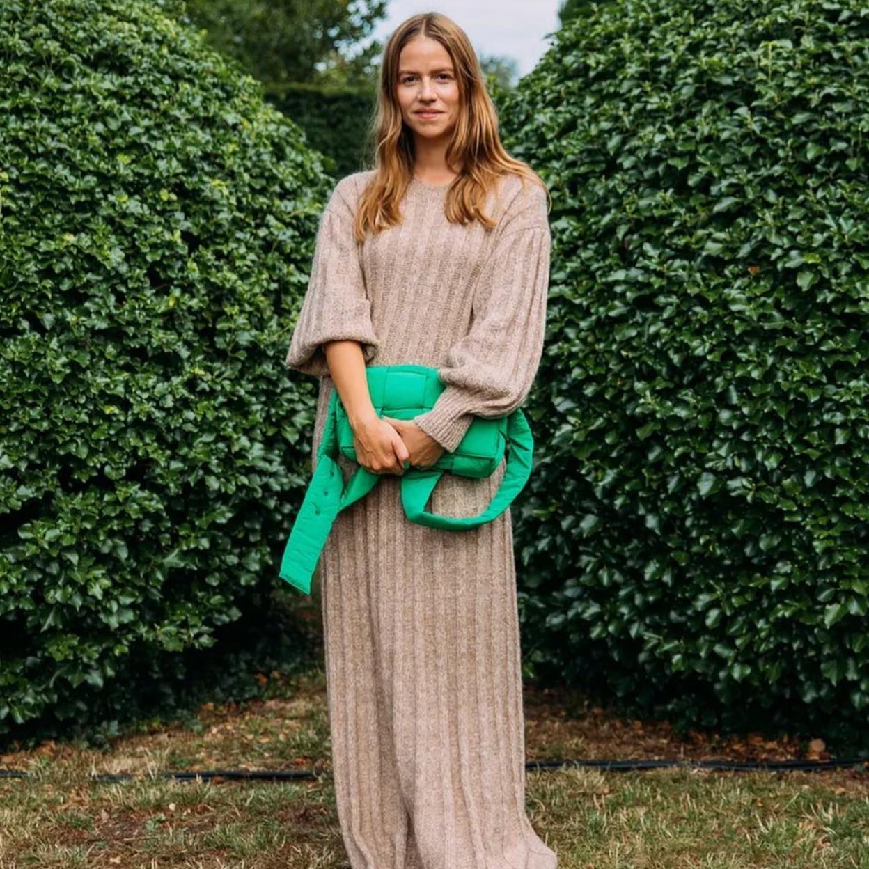 Pincha en la foto para ver vestidos midi de punto, la prenda definitiva con la que tu estilo rejuvenecerá al momento.