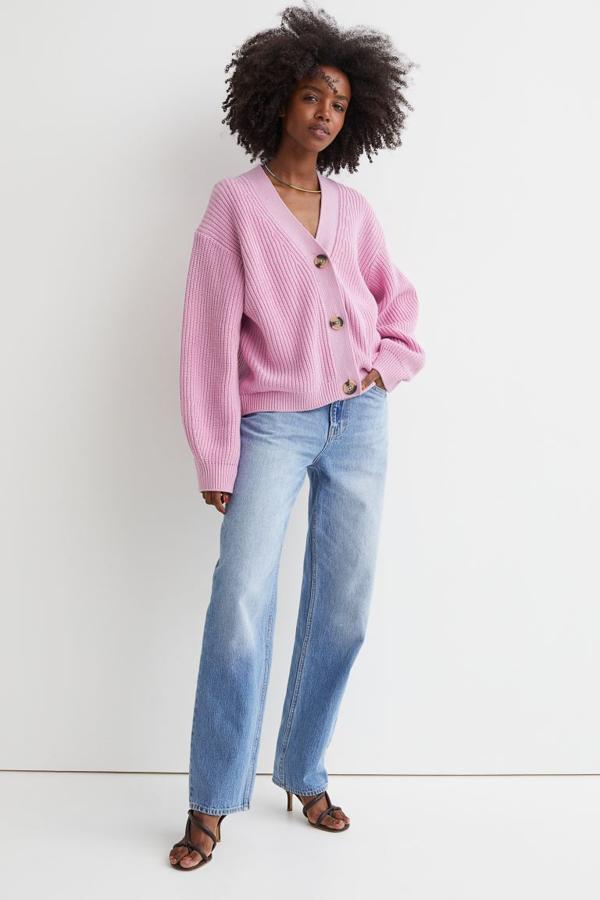 En rosa, azul, amarillo pastel, beige o crema, este cárdigan en punto de canalé de H&M en mezcla de algodón suave, viene en diseño boxy con escote de pico y botones frontales. Tiene las mangas amplias con puños ceñidos y hombros caídos con costuras desplazadas y cuesta 19,99 euros. 