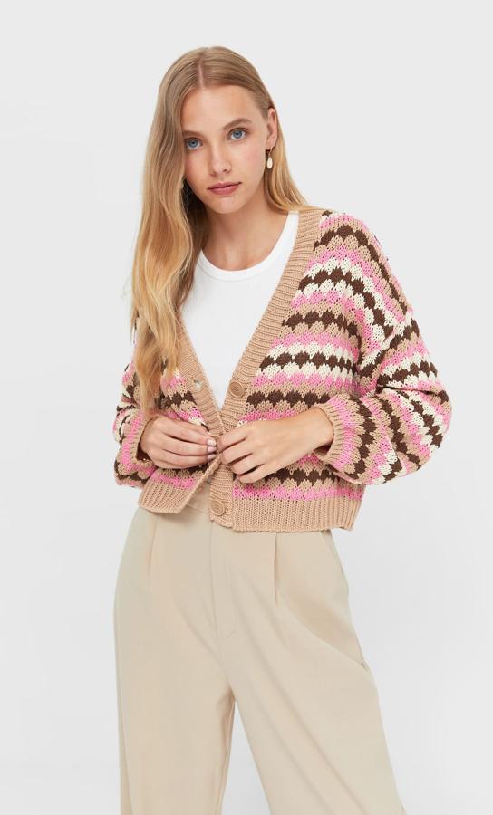 En beige, marrón y rosa, este bonito cárdigan multicolor de Stradivarius con escote de pico, mangas largas y cierre frontal abotonado a tono con el rib tiene un precio de 25,99 euros y está disponible entre las tallas XS y L. 