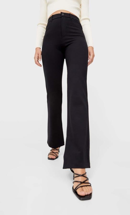 Estos pantalones de tiro alto de Stradivarius con cinco bolisllos y bajo acampanado con aberturas están disponibles en piedra o en negro, tienen un precio de 19,99 euros y podemos encontrarlos entre las tallas XS y XL.