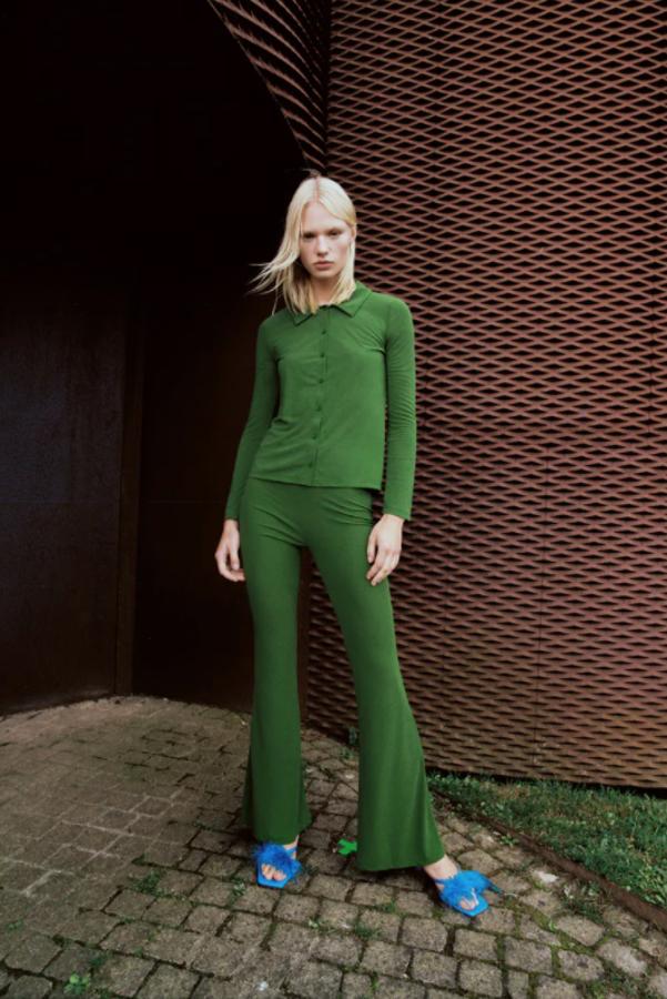 Diseño fluido para este pantalón verde de Zara de tiro alto y cintura elástica que cuesta 17,95 euros y está disponible en las tallas S, M y L. 