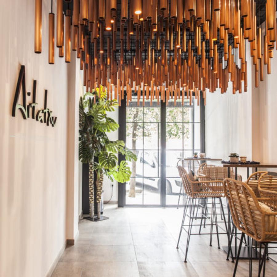 En la Calle Claudio Coello, 122 se escondo Aitatxu, un restaurante imperdible en pleno barrio de Salamanca. A los fogones se encuentra el chef Álvaro Gónzalez de Audicana sorprendiendo con una cocina de mercado con toques creativos que no deja indiferente. Tres consejos si acudes: ve con hambre, déjate aconsejar (sobre todo en los vinos, tienen una amplia selección muy apetecible), pide su pan brioche con foie fresco plancheado, trufa negra y crema de orejones y los puerros a baja temperatura braseados con salsa Kimtxesko y yema curada (nunca comer verdura fue tan placentero). Es un auténtico espectáculo.