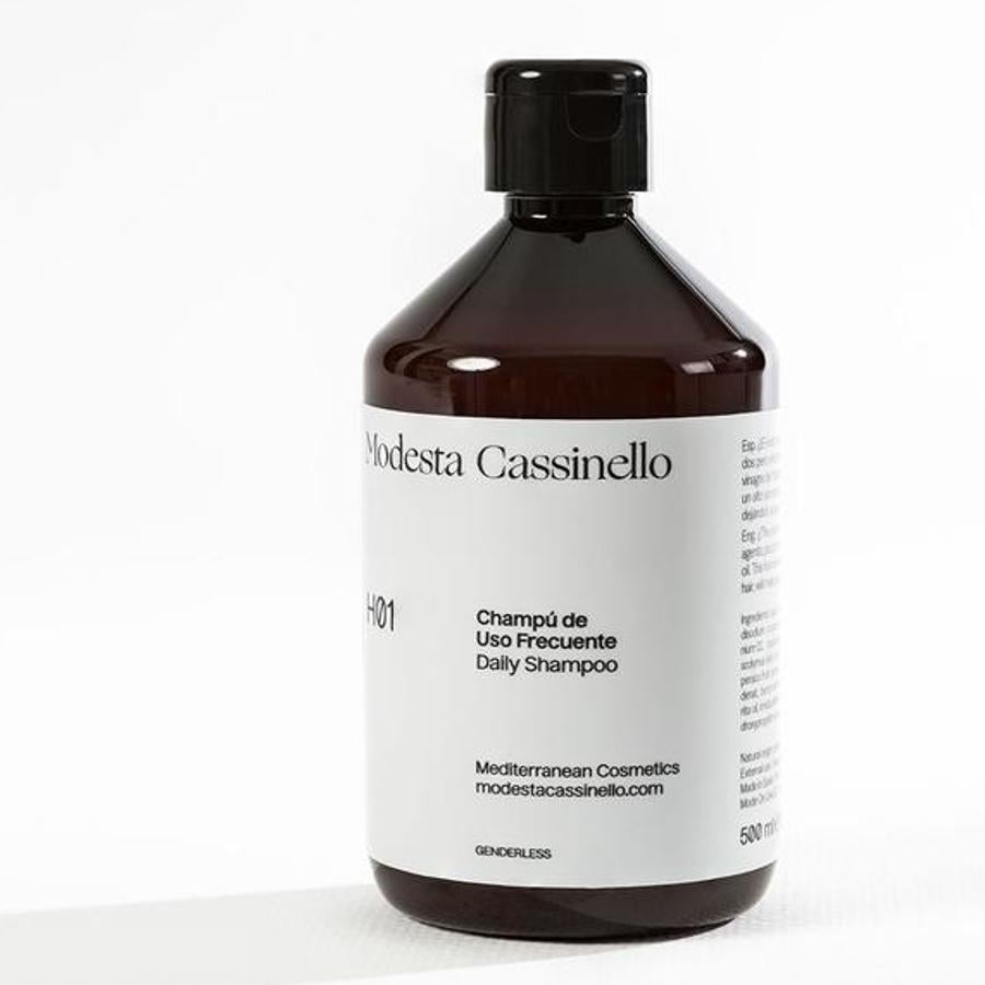 Formulación con un 92% de derivado natural, este champú de Modesta Cassinello (36 euros) se puede usar a diario. Además deja el cabello suave, brillante y sano.